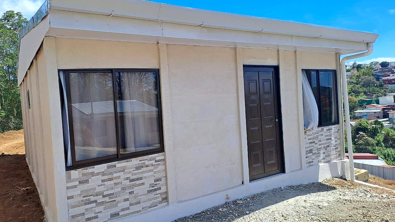 Casa terminada, entregada a una familia con el Bono Familiar de Vivienda