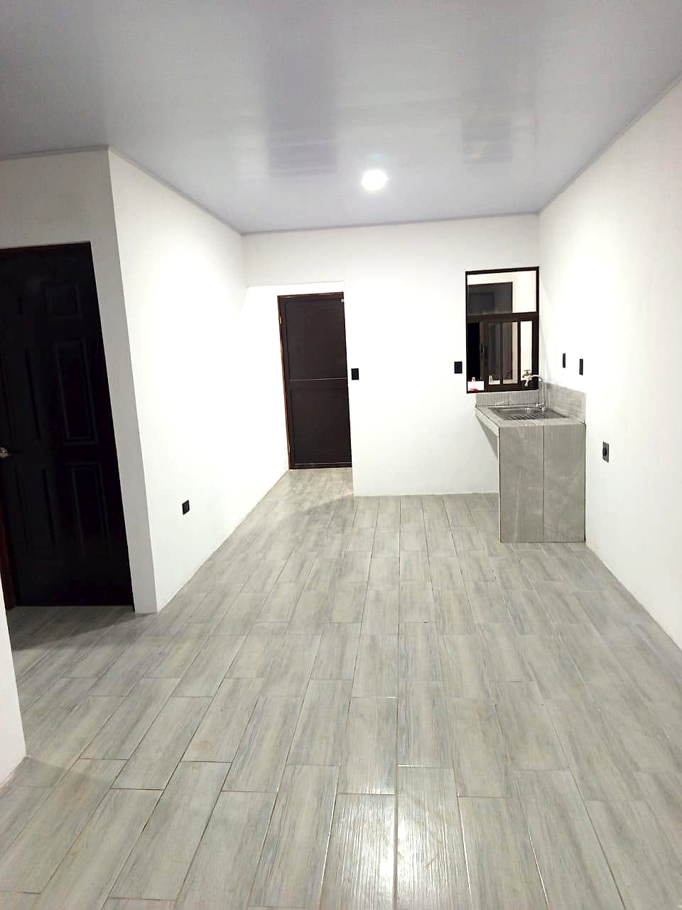 Sala y cocina de casa terminada con el bono